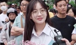 高考送花小姐姐最新爆料,揭秘高考现场温馨一幕